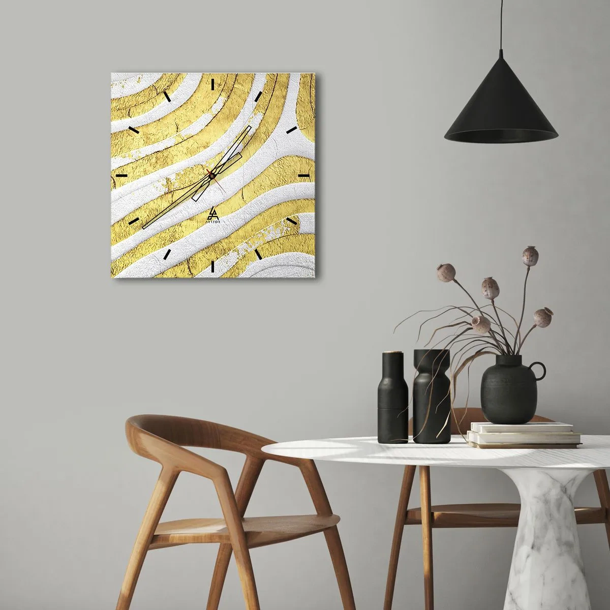 Zegar ścienny - Złote i białe abstrakcyjne linie w fakturze 3D - 30x30cm - Kompozycja w bieli i złocie - Nowoczesna dekoracja ścienna do salonu i sypialni ARTTOR