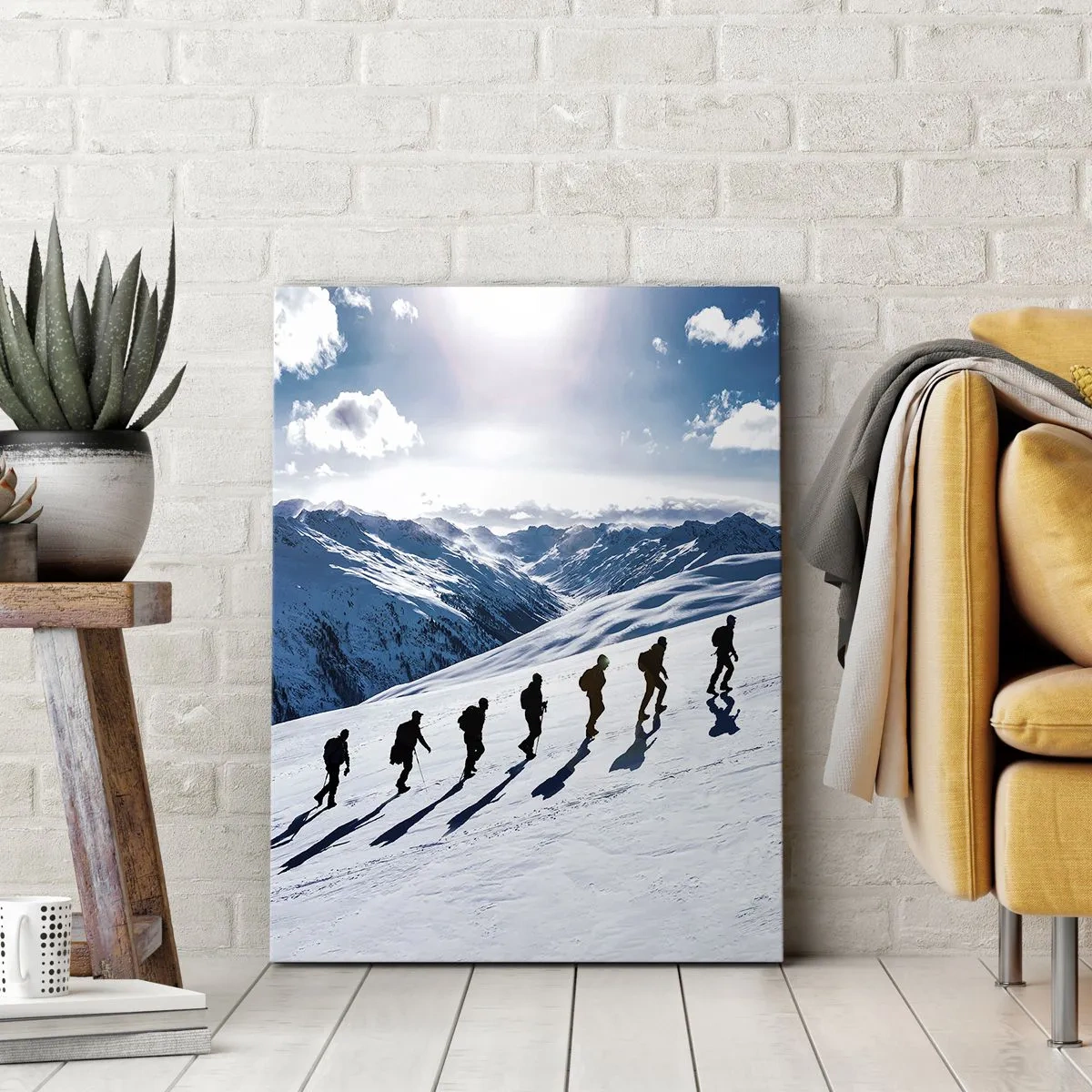 Obraz na płótnie - Grupa wspinaczy idąca po zaśnieżonym stoku górskim - 50x70cm - Drużyna zdobywców - Nowoczesna dekoracja ścienna do salonu, kuchni i sypialni ARTTOR