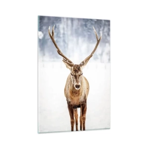 Obraz na szkle - Dumny jeleń na tle zimowego krajobrazu z ośnieżonym lasem - 80x120cm - Prosto ze śnieżnej mgły - Nowoczesna dekoracja ścienna do salonu i sypialni ARTTOR
