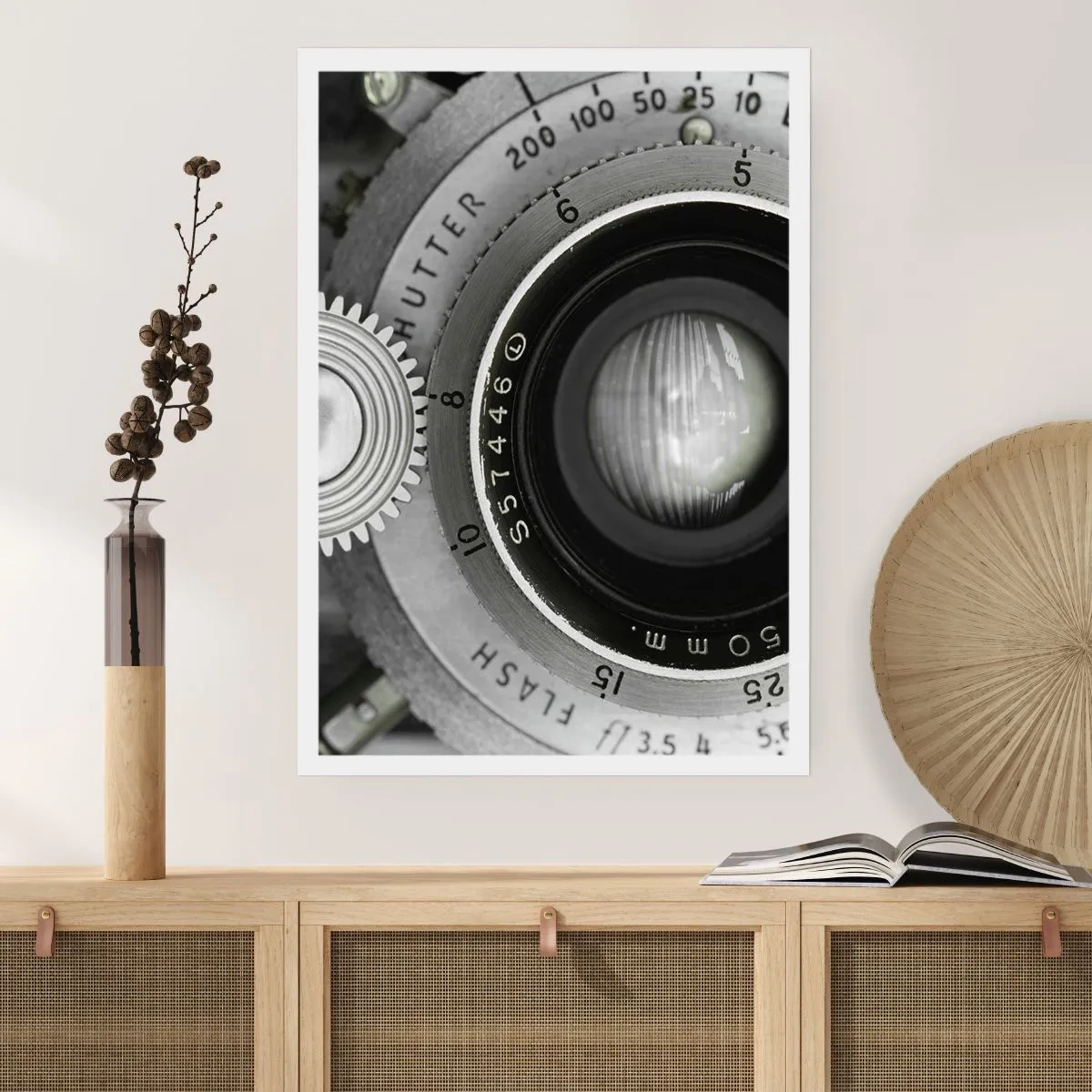 Plakat - Zbliżenie na obiektyw aparatu z metalicznymi detalami - 50x70cm - Opowieść o Hollywood - Nowoczesna dekoracja ścienna do salonu, kuchni i sypialni ARTTOR