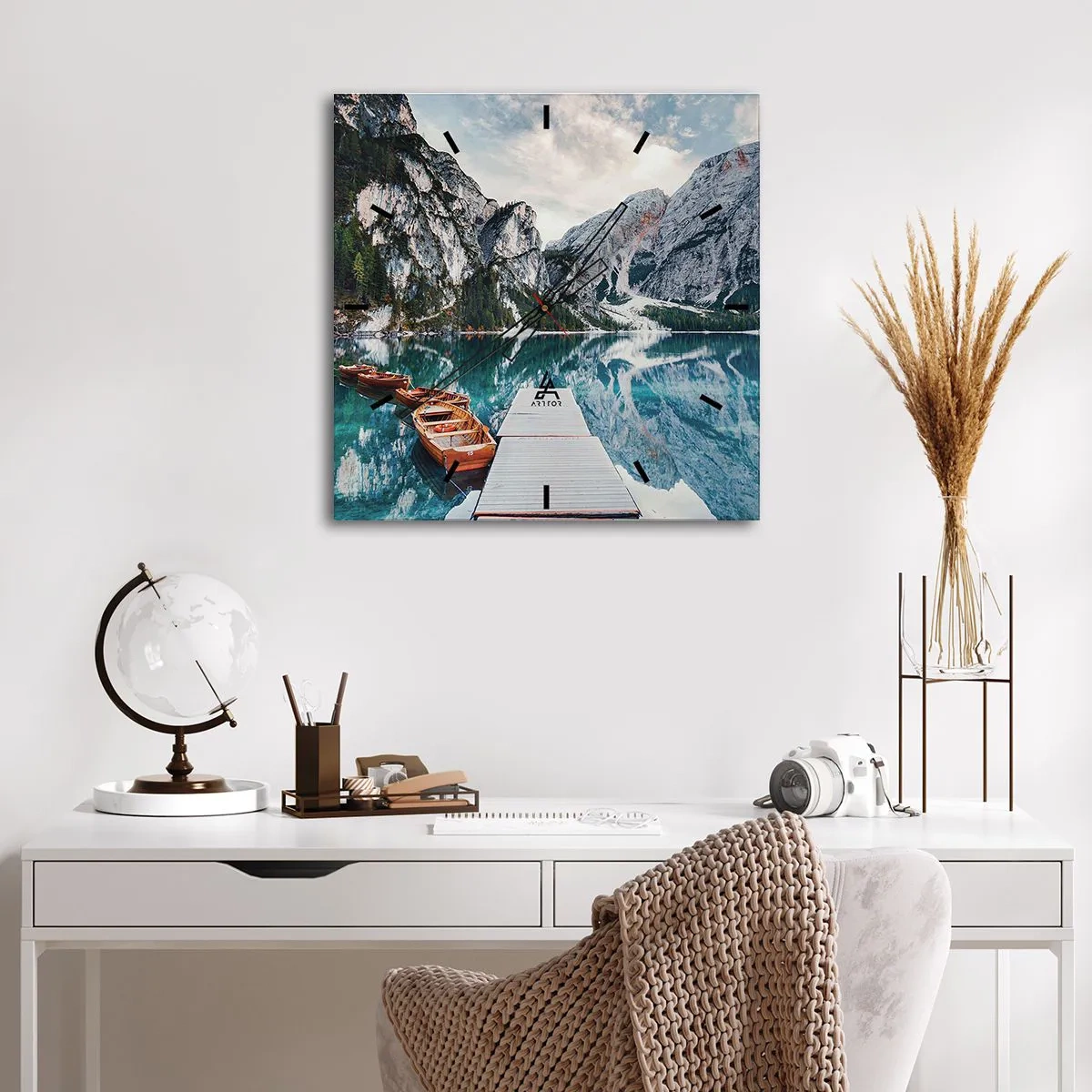 Zegar ścienny - Jezioro z łodziami otoczone górami - 30x30cm - Pokażemy ci piękno - Nowoczesna dekoracja ścienna do salonu i sypialni ARTTOR