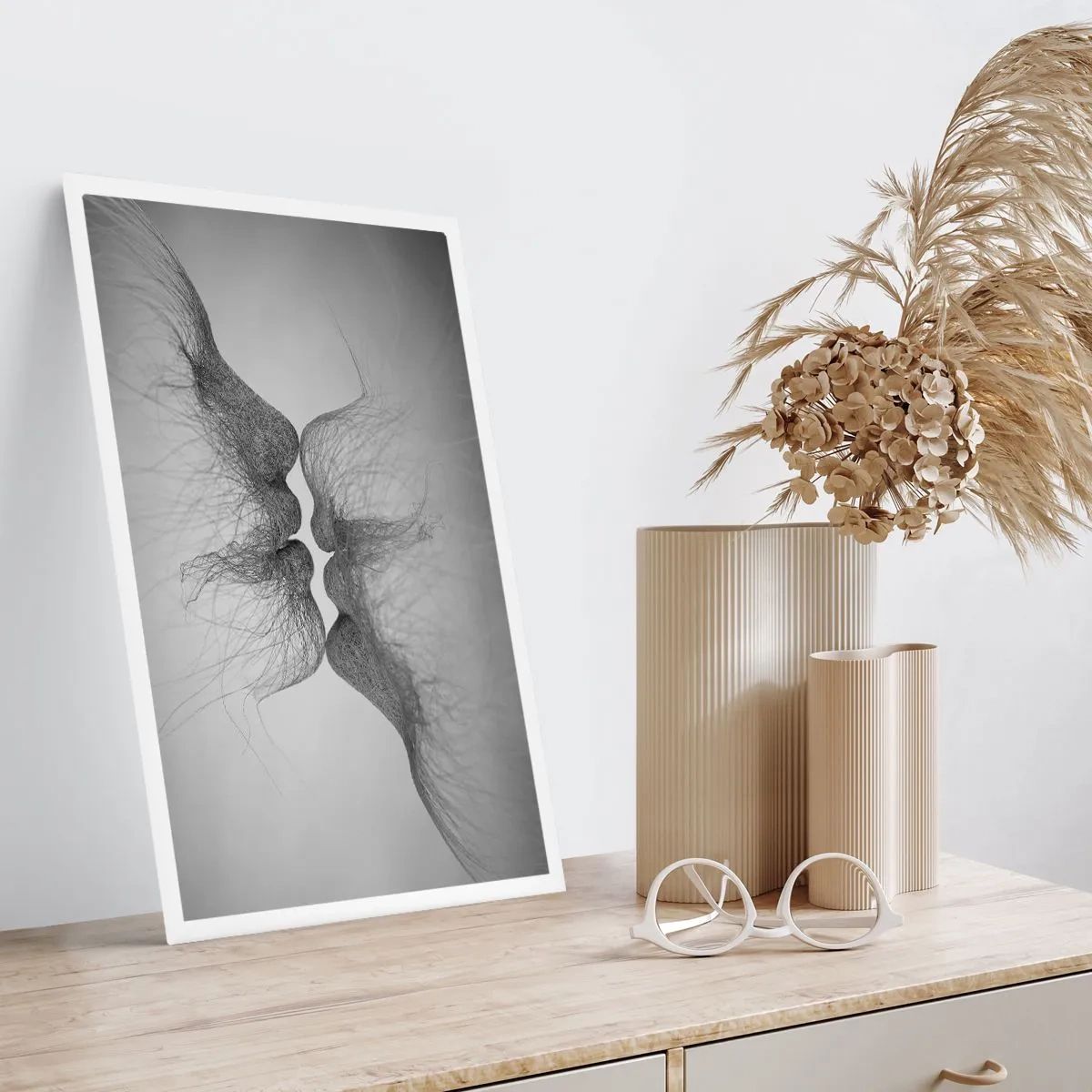 Plakat - Abstrakcyjne twarze w akcie pocałunku, czarno-białe - 50x70cm - Pocałunek wiatru - Nowoczesna dekoracja ścienna do salonu, kuchni i sypialni ARTTOR