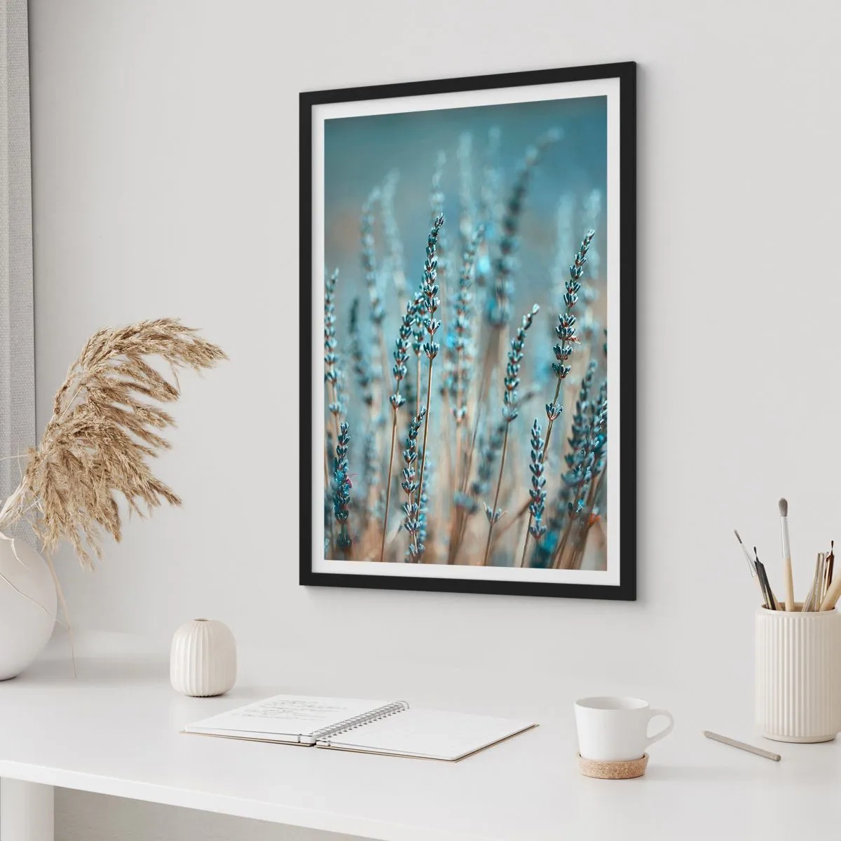 Plakat w czarnej ramie - Delikatne lawendowe kwiaty na pastelowym tle - 50x70cm - Pachnący łan - Nowoczesna dekoracja ścienna do salonu i sypialni ARTTOR
