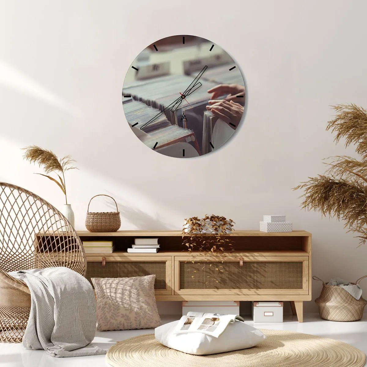 Zegar ścienny - Przeglądanie winyli w sklepie muzycznym - 30x30cm - W poszukiwaniu wzruszeń - Nowoczesna dekoracja ścienna do salonu, kuchni i sypialni ARTTOR