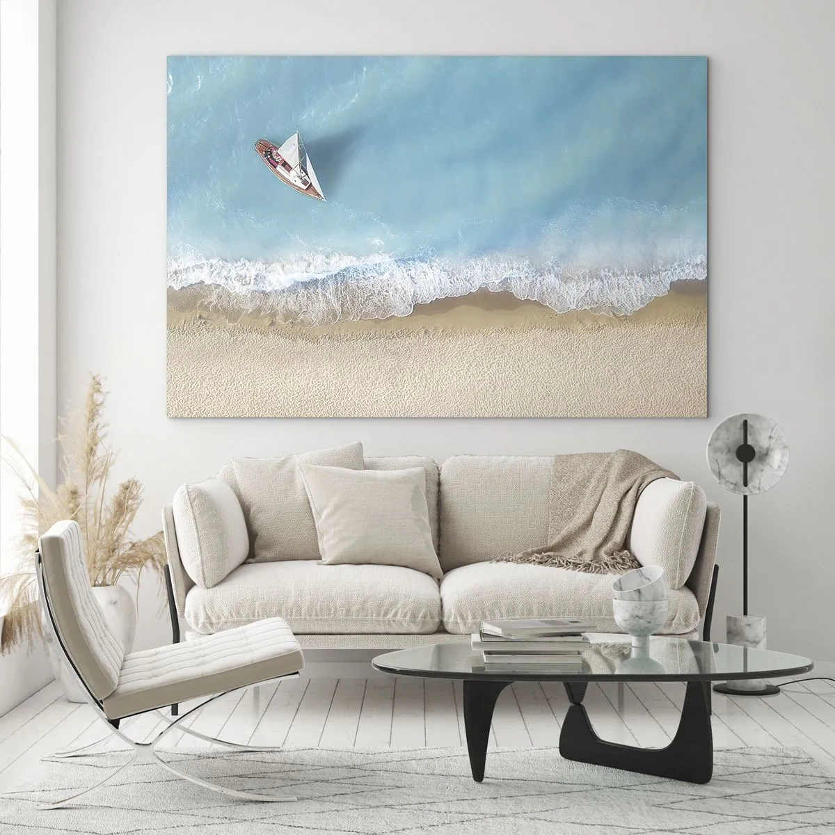 Obraz na szkle - Żaglówka na lazurowym morzu przy piaszczystej plaży - 70x50cm - Na granicy błękitu i złota - Nowoczesna dekoracja ścienna do salonu i sypialni ARTTOR