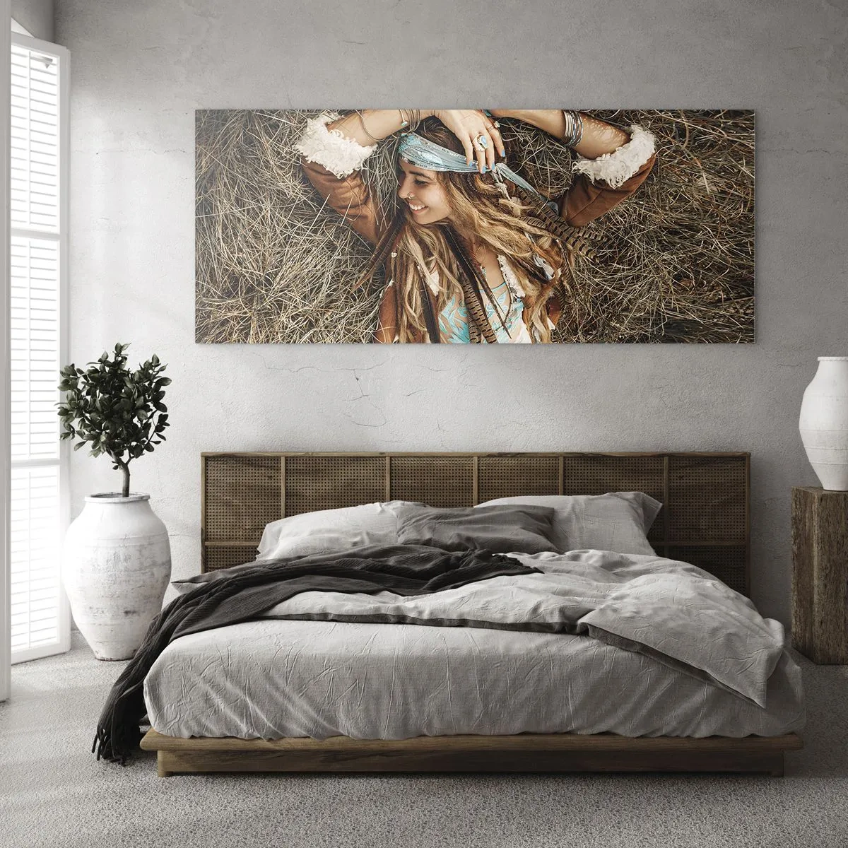 Obraz na szkle - Kobieta w stylu boho leżąca na sianie - 120x50cm - W drodze do lata miłości - Nowoczesna dekoracja ścienna do salonu i sypialni ARTTOR