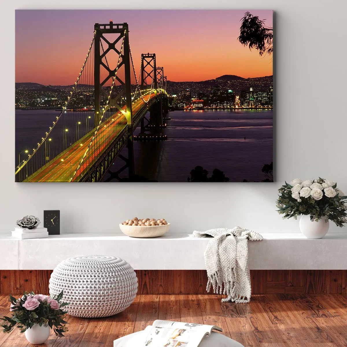 Obraz na płótnie - Most podświetlony nocą nad wodą z panoramą miasta - 100x70cm - Wieczór we fiolecie - Nowoczesna dekoracja ścienna do salonu, kuchni i sypialni ARTTOR