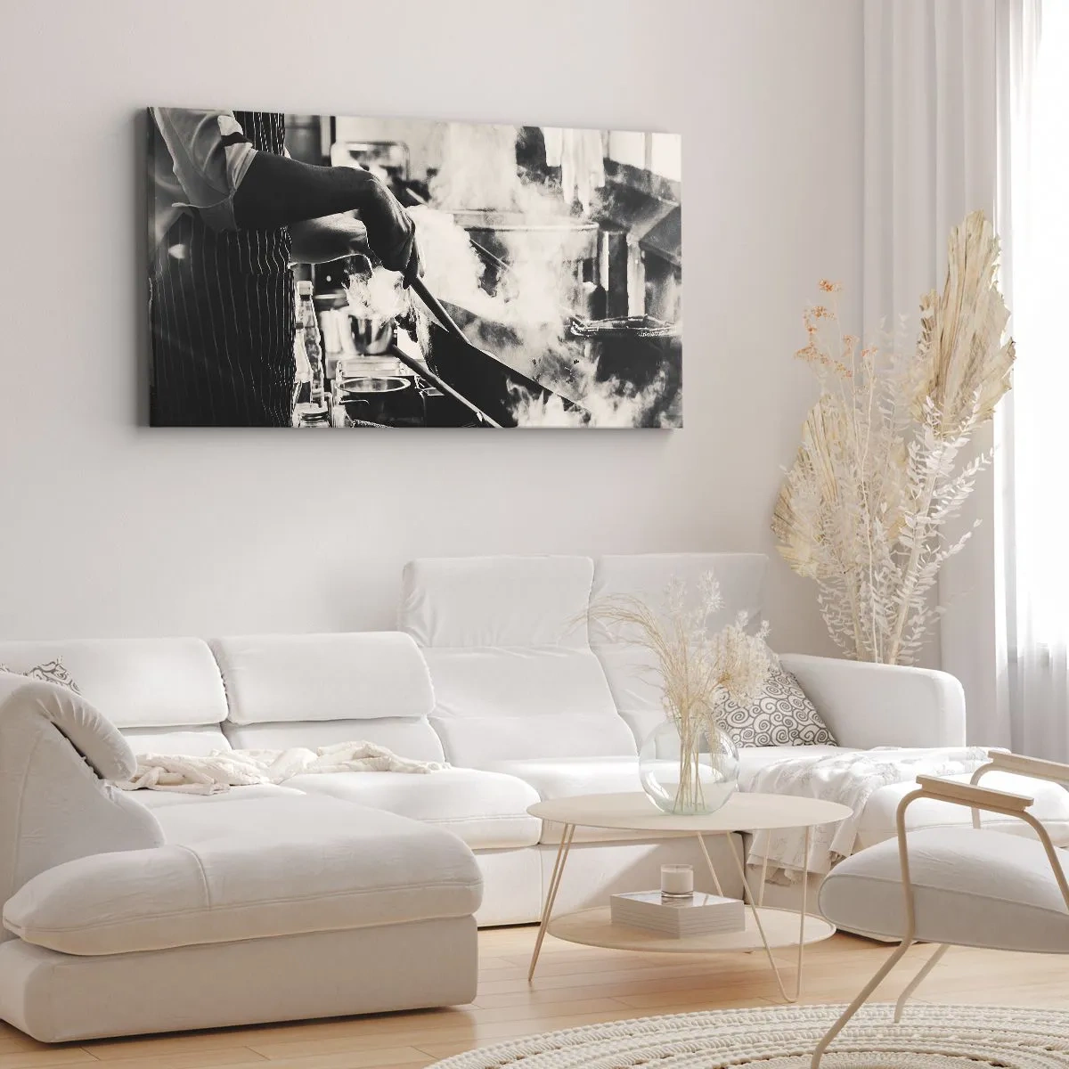 Obraz na płótnie - Kucharz przy pracy w kuchni z parą unoszącą się z patelni - 160x50cm - Alchemia smaków - Nowoczesna dekoracja ścienna do salonu i sypialni ARTTOR