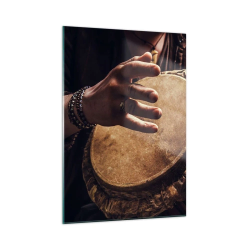 Obraz na szkle - Zbliżenie na dłonie grające na bębnie djembe w ciepłym świetle - 50x70cm - W rytmie serca - Nowoczesna dekoracja ścienna do salonu, kuchni i sypialni ARTTOR