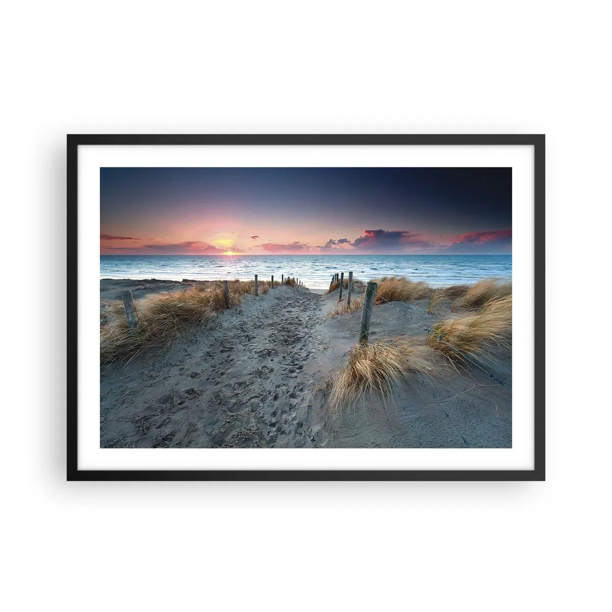 Plakat w czarnej ramie - Ścieżka prowadząca na plażę o zachodzie słońca - 70x50cm - Rozlałeś tęczę blasków promienistą… - Nowoczesna dekoracja ścienna do salonu i sypialni ARTTOR