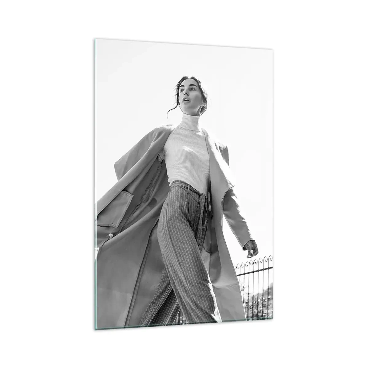 Obraz na szkle - Stylowa kobieta w płaszczu na tle architektury w czerni i bieli - 80x120cm - Idziesz ze mną? - Nowoczesna dekoracja ścienna do salonu i sypialni ARTTOR