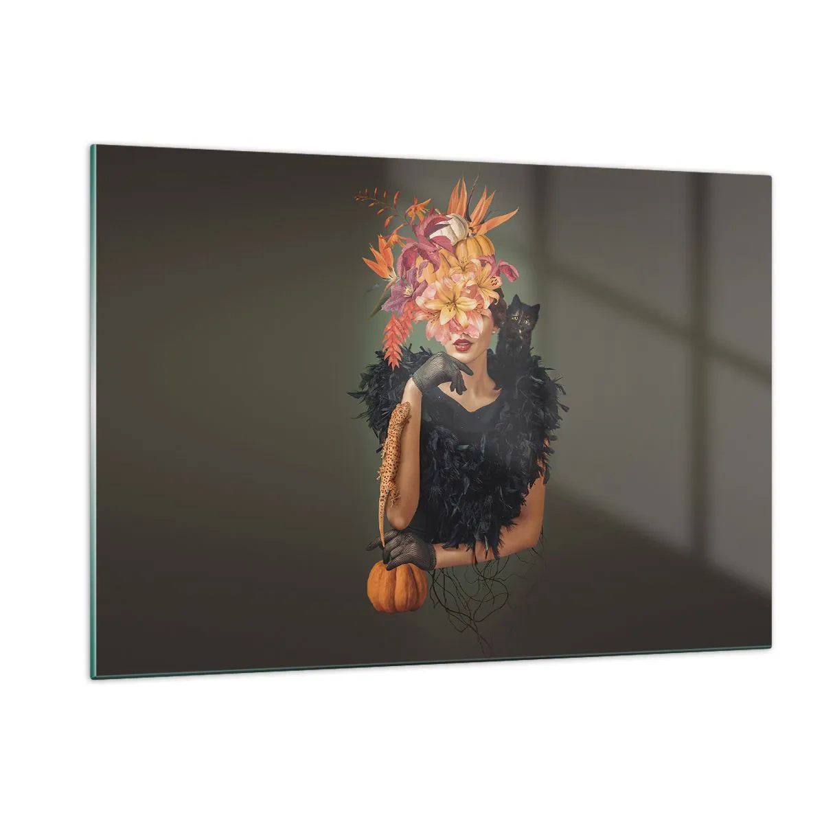 Obraz na szkle - Postać kobiety w czerni z dynią, kotem i kwiatową kompozycją - 120x80cm - Czar wiedźmy - Nowoczesna dekoracja ścienna do salonu, kuchni i sypialni ARTTOR