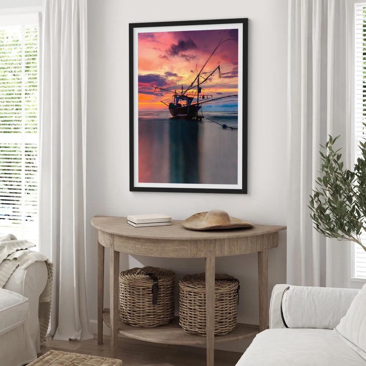 Plakat w czarnej ramie - Statek rybacki na tle zachodzącego słońca na plaży - 50x70cm - Egzotyczny wieczór - Nowoczesna dekoracja ścienna do salonu i sypialni ARTTOR