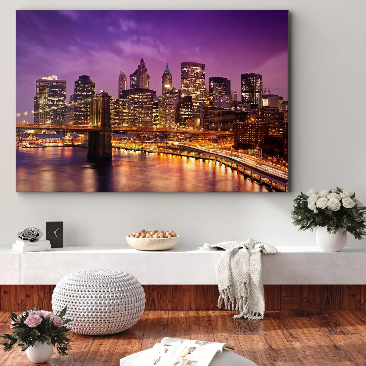 Obraz na płótnie - Panorama miasta z mostem w świetle wieczornych świateł na tle fioletowego nieba - 70x50cm - Fioletowo-złoty Manhathann - Nowoczesna dekoracja ścienna do salonu i sypialni ARTTOR