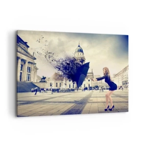 Obraz na płótnie - Kobieta z parasolem w artystycznej kompozycji na miejskim tle - 120x80cm - Jest taki wiatr… - Nowoczesna dekoracja ścienna do salonu, kuchni i sypialni ARTTOR