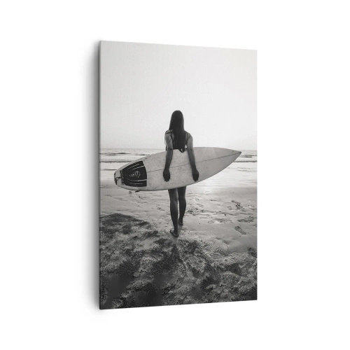 Obraz na płótnie - Kobieta z deską surfingową na plaży w czerni i bieli - 80x120cm - Córka morskiej fali - Nowoczesna dekoracja ścienna do salonu i sypialni ARTTOR