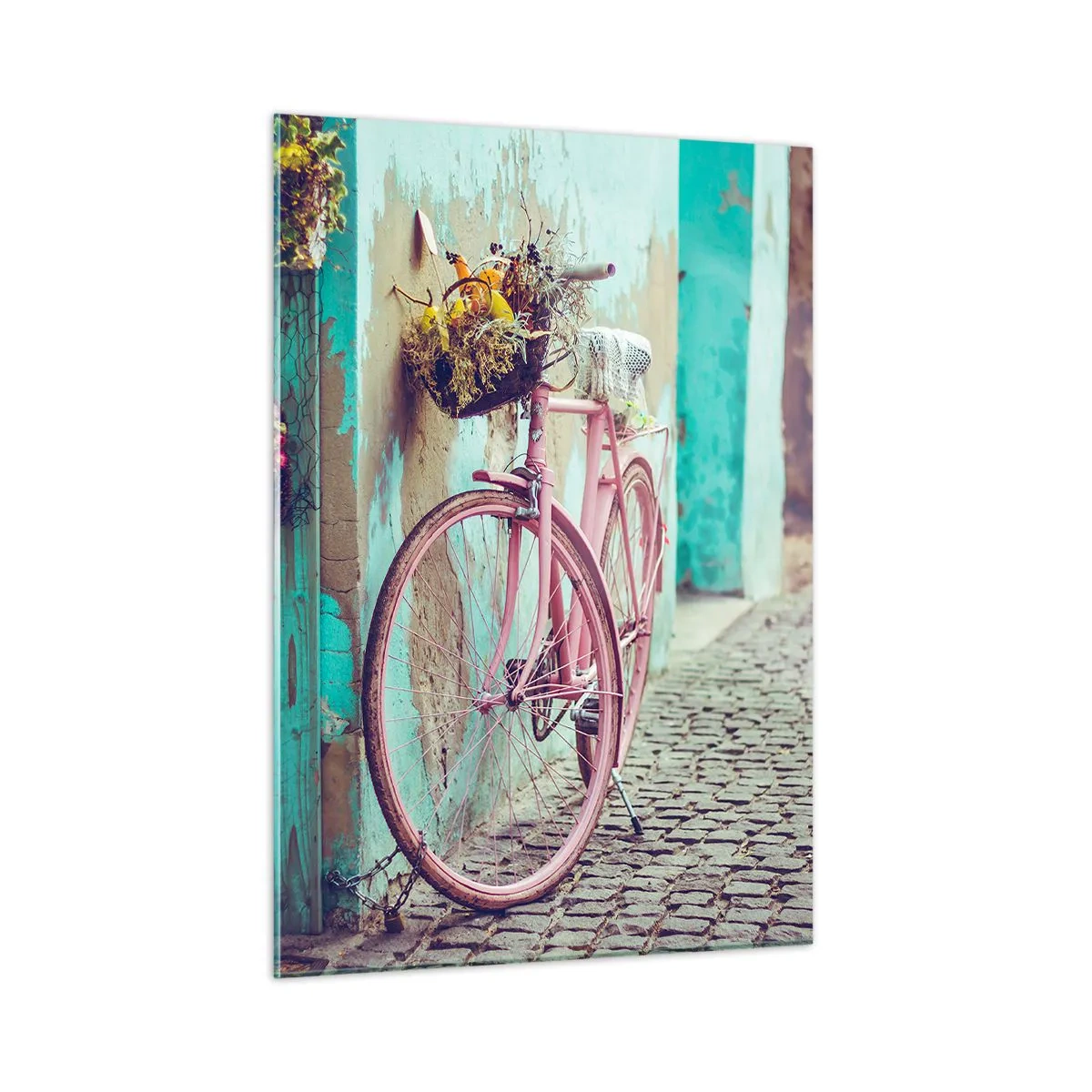 Obraz na szkle - Różowy rower oparty o ścianę z kwiatami w koszach, przy pastelowym tle - 50x70cm - Zaraz wracam - Nowoczesna dekoracja ścienna do salonu, kuchni i sypialni ARTTOR