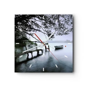 Zegar ścienny - Pomost nad wodą z łodzią w tle otoczoną mglistym krajobrazem - 30x30cm - Już odpoczywasz - Nowoczesna dekoracja ścienna do salonu i sypialni ARTTOR