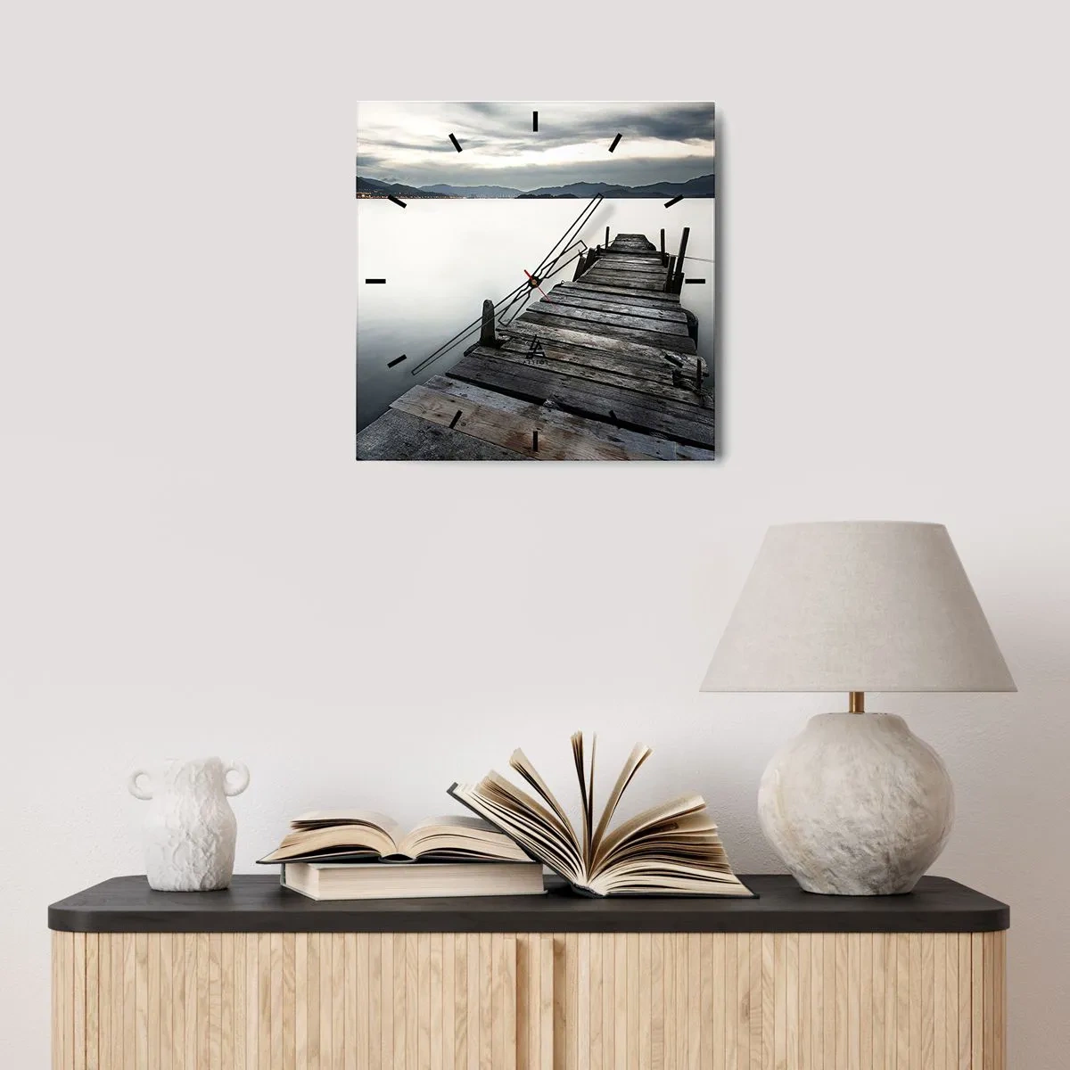 Zegar ścienny - Drewniany pomost prowadzący w stronę spokojnego jeziora - 30x30cm - Zanurzyć się w spokoju - Nowoczesna dekoracja ścienna do salonu i sypialni ARTTOR