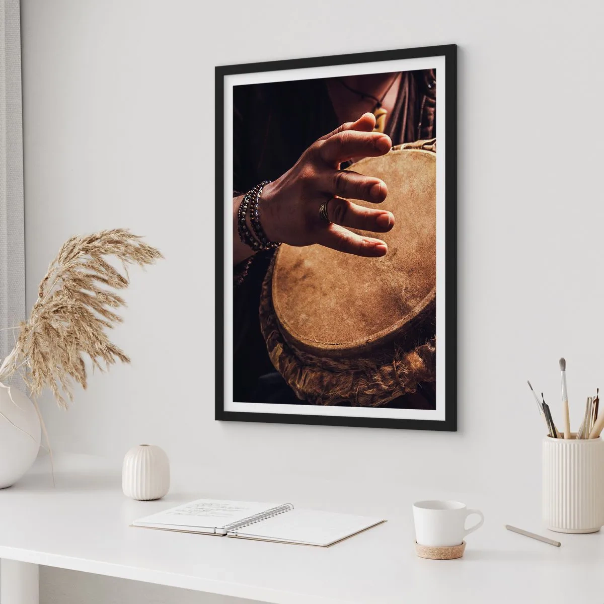 Plakat w czarnej ramie - Ręka grająca na bębnie w ciepłym świetle - 50x70cm - W rytmie serca - Nowoczesna dekoracja ścienna do salonu i sypialni ARTTOR