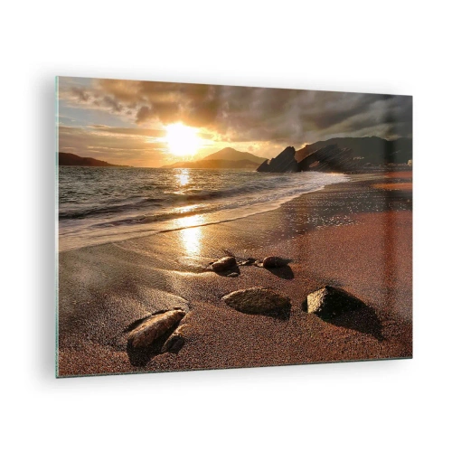 Obraz na szkle - Zachód słońca nad kamienistą plażą i wzgórzami - 70x50cm - Idź za słońcem ku wzgórzom - Nowoczesna dekoracja ścienna do salonu i sypialni ARTTOR