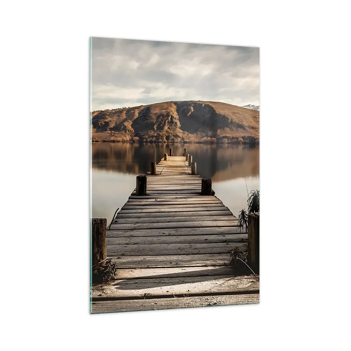 Obraz na szkle - Drewniany pomost nad jeziorem otoczony malowniczymi wzgórzami - 70x100cm - Pejzaż w ciszy - Nowoczesna dekoracja ścienna do salonu i sypialni ARTTOR
