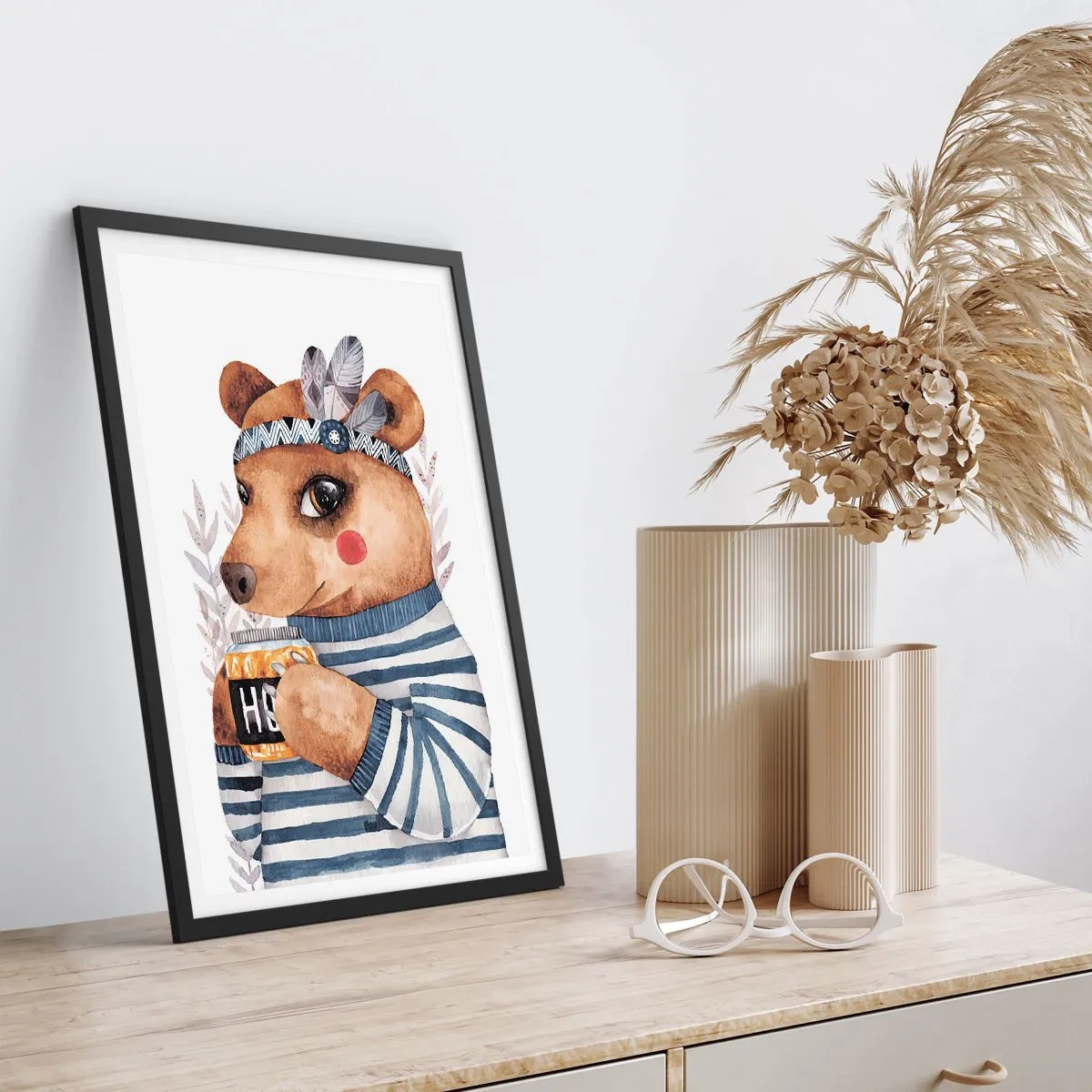 Plakat w czarnej ramie - Uroczy miś w marynarskiej bluzie z kubkiem w dłoniach - 50x70cm - Słodka Misia - Nowoczesna dekoracja ścienna do salonu i sypialni ARTTOR