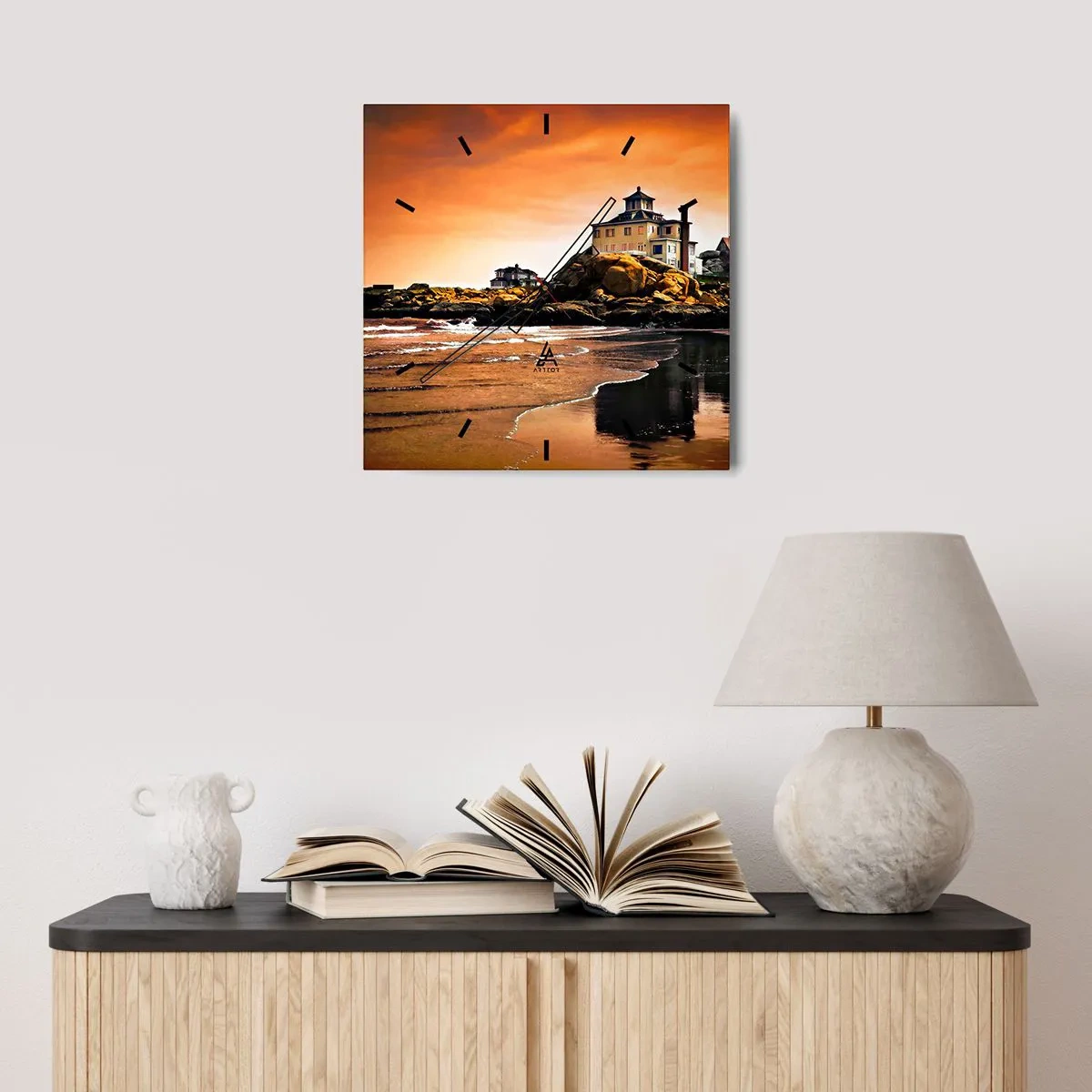 Zegar ścienny - Dom na skale przy plaży o zachodzie słońca z odbiciem w wodzie - 30x30cm - Elegancja zachodniego wybrzeża - Nowoczesna dekoracja ścienna do salonu i sypialni ARTTOR