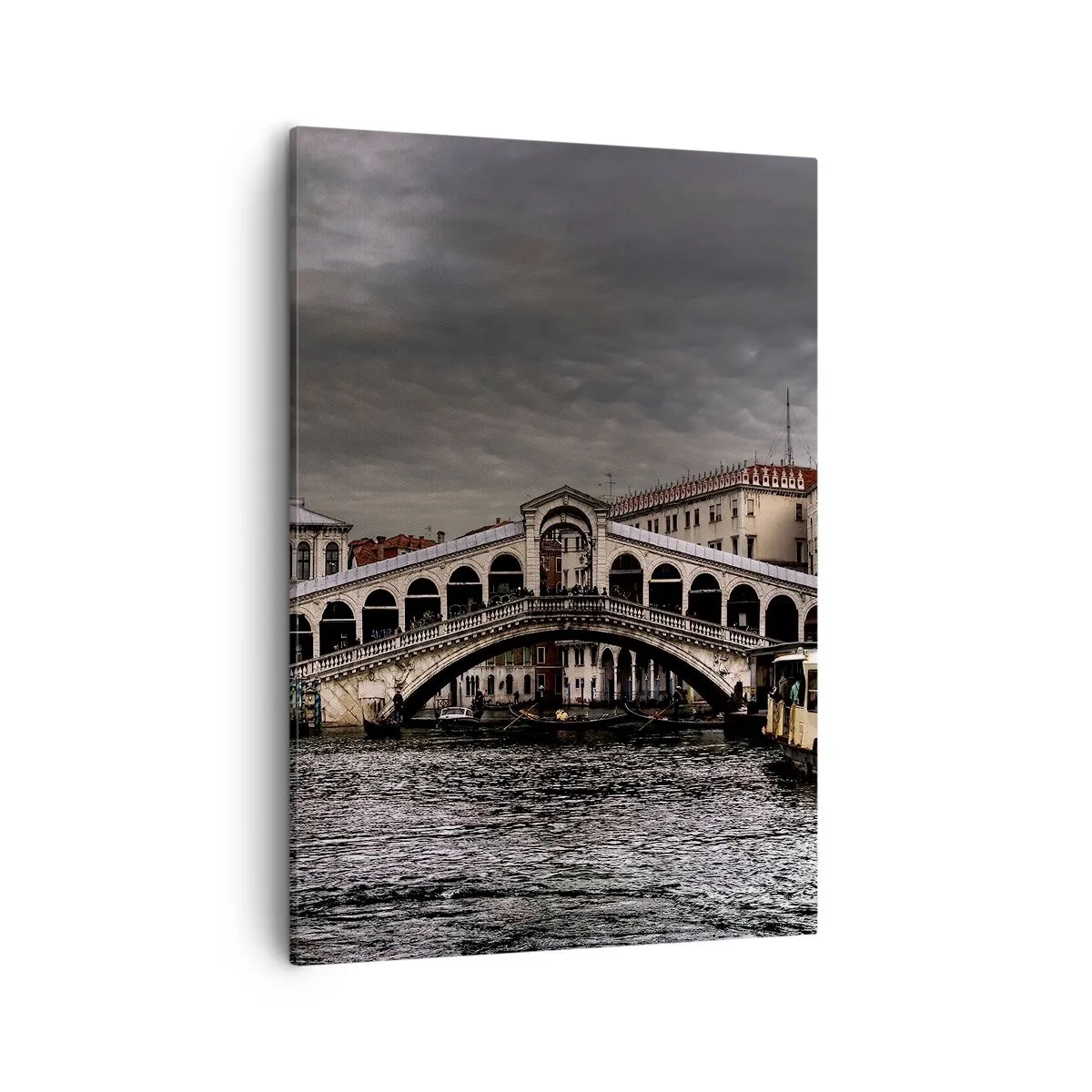 Obraz na płótnie - Most Rialto na tle pochmurnego nieba - 50x70cm - Obietnica weneckiego wieczoru - Nowoczesna dekoracja ścienna do salonu, kuchni i sypialni ARTTOR