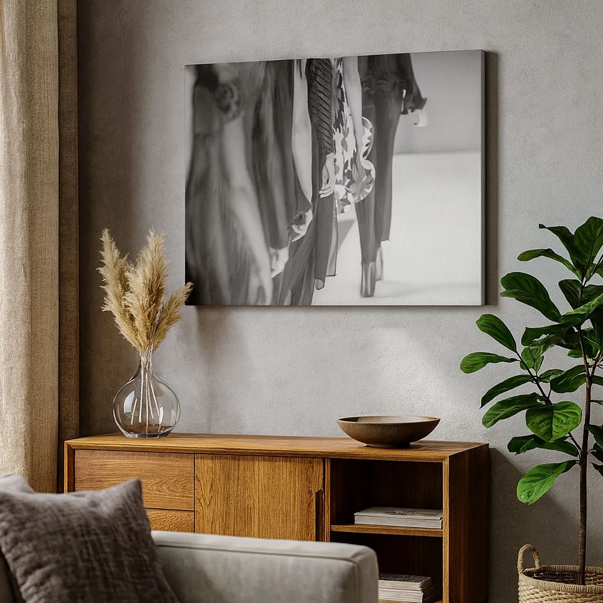 Obraz na płótnie - Czarno-biała scena z wybiegów mody ukazująca detale sukienek i sylwetek modelek - 70x50cm - Stylowa parada - Nowoczesna dekoracja ścienna do salonu i sypialni ARTTOR