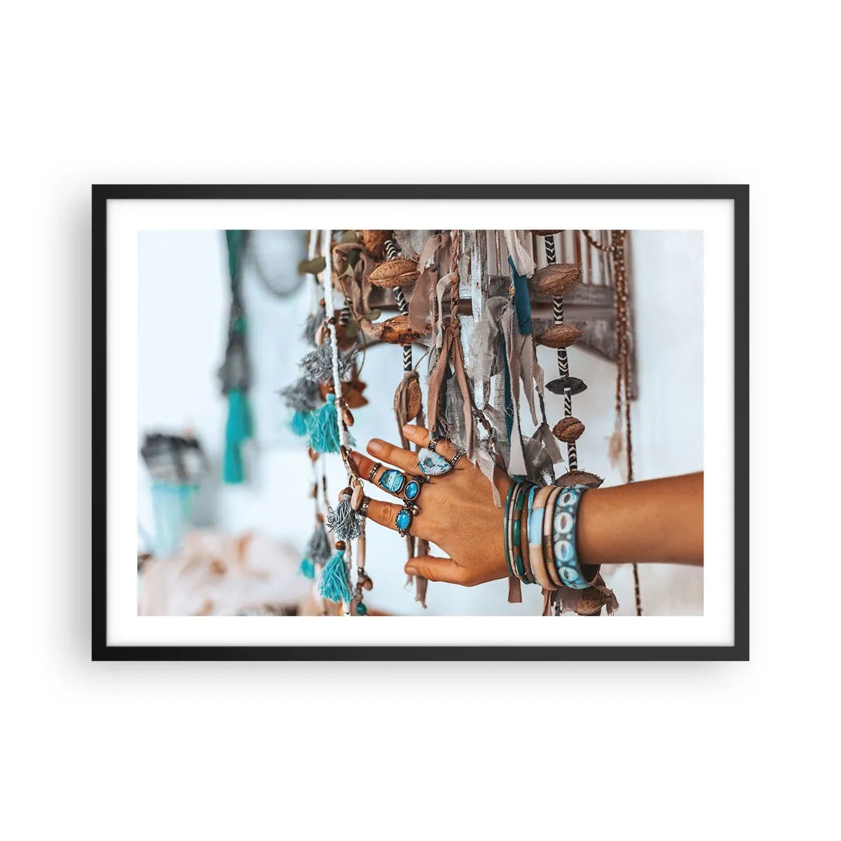 Plakat w czarnej ramie - Ręka ozdobiona biżuterią w stylu boho z dekoracjami w tle - 70x50cm - Lokalne skarby - Nowoczesna dekoracja ścienna do salonu i sypialni ARTTOR