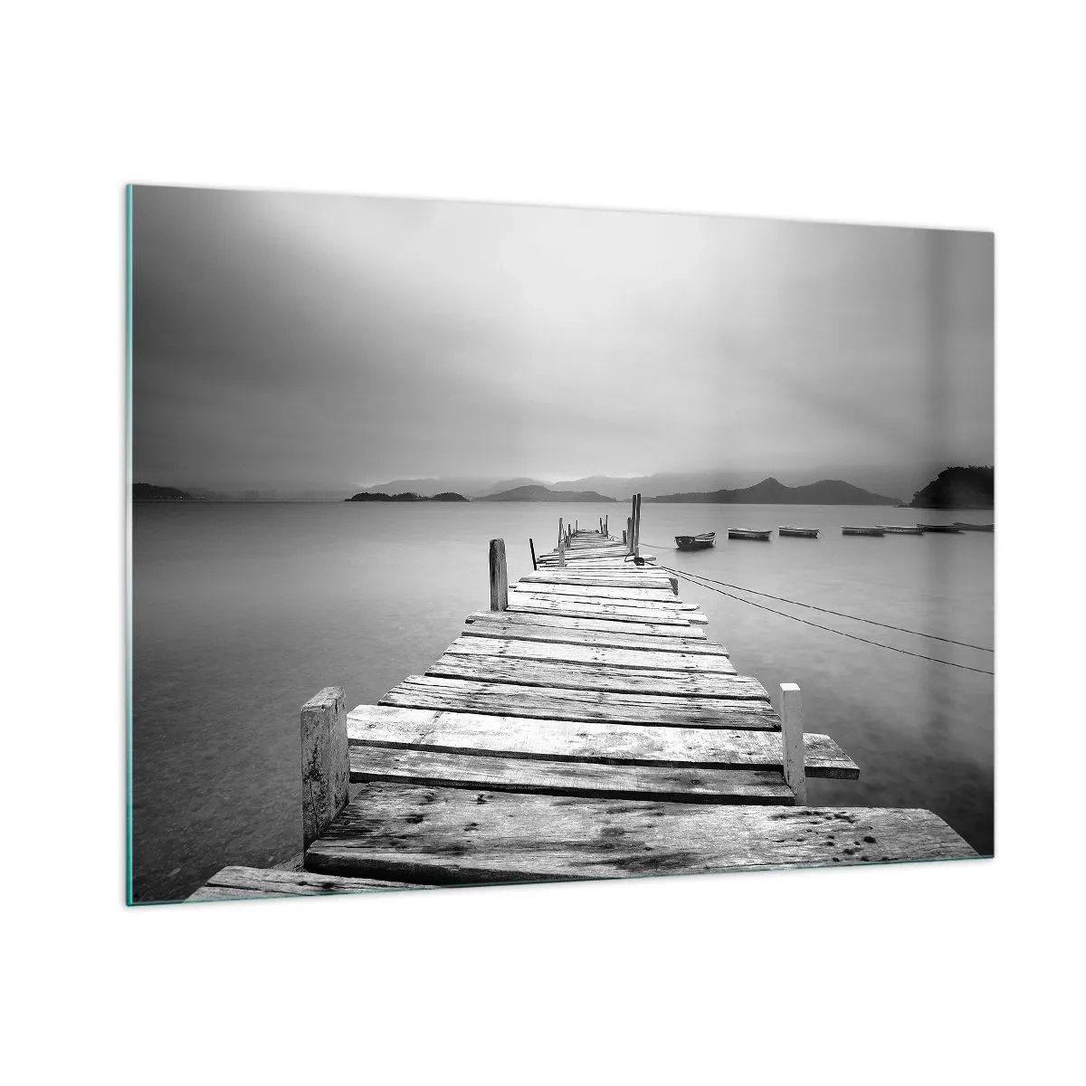 Obraz na szkle - Drewniany pomost nad spokojnym jeziorem w czerni i bieli - 100x70cm - Za górami, za morzami - Nowoczesna dekoracja ścienna do salonu, kuchni i sypialni ARTTOR