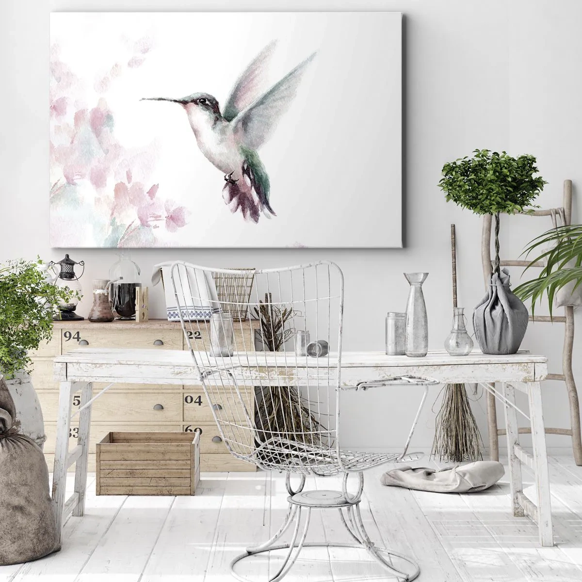 Obraz na płótnie - Koliber w delikatnych pastelowych barwach na tle kwiatów - 70x50cm - Zatrzymany w trzepocie - Nowoczesna dekoracja ścienna do salonu i sypialni ARTTOR