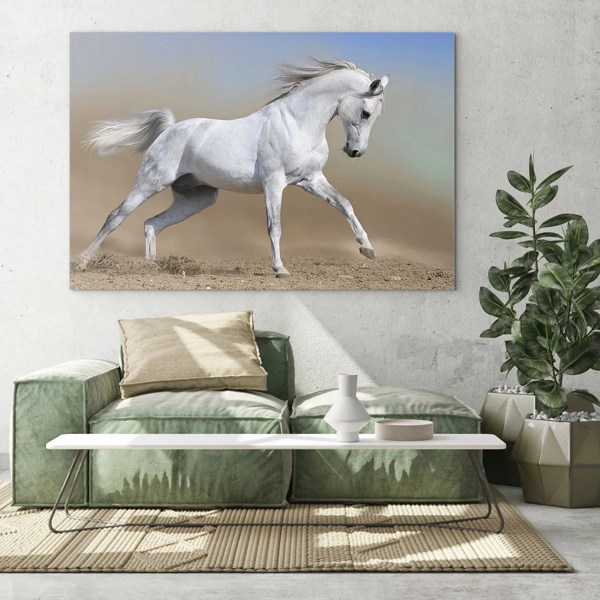 Obraz na szkle - Biały koń galopujący po piaszczystym podłożu - 70x50cm - Najpiękniejsza arabska baśń - Nowoczesna dekoracja ścienna do salonu i sypialni ARTTOR