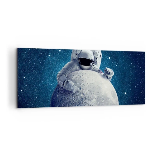 Obraz na płótnie - Astronauta trzymający księżyc na tle rozgwieżdżonego nieba - 120x50cm - Kosmiczny żartowniś - Nowoczesna dekoracja ścienna do salonu i sypialni ARTTOR
