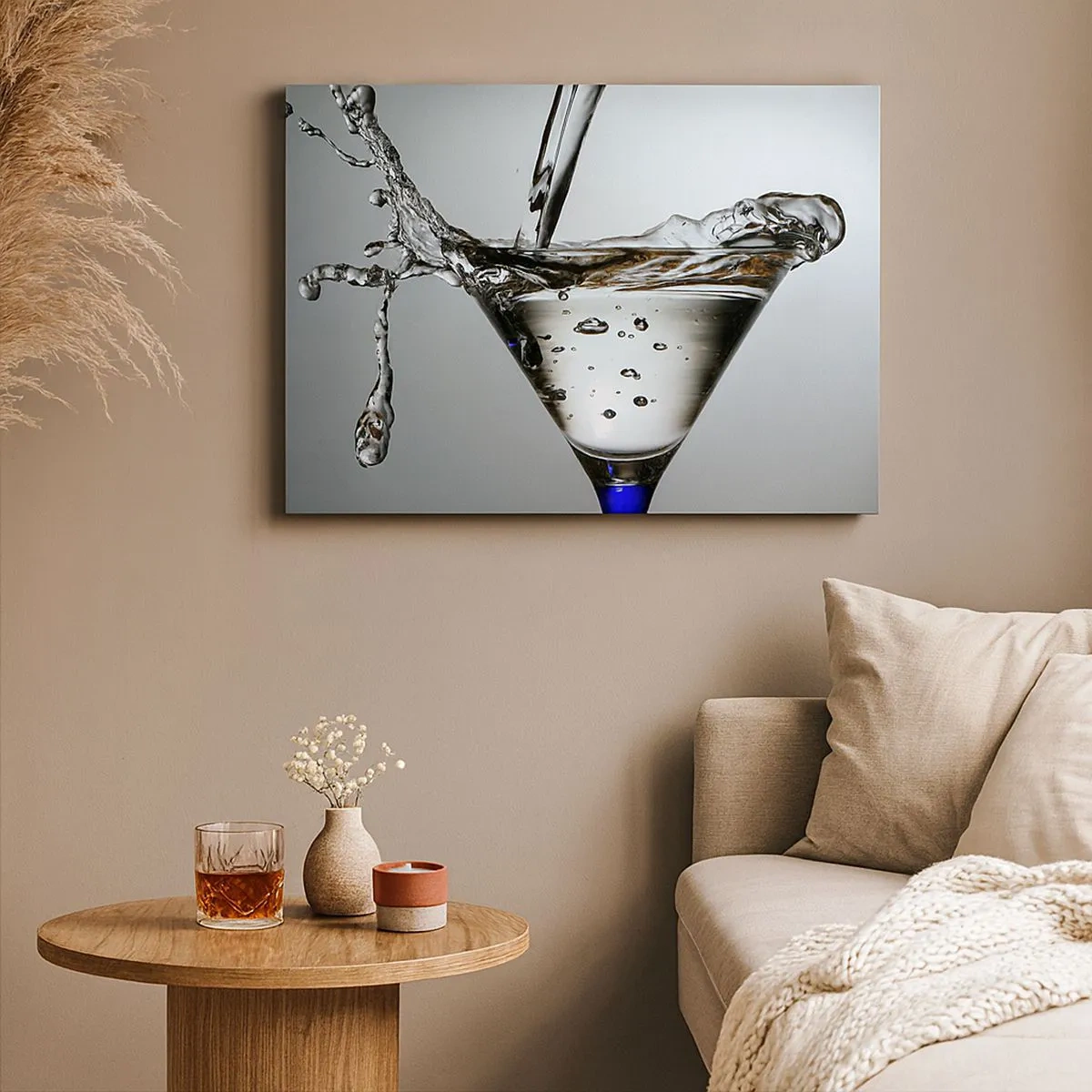 Obraz na płótnie - Szklanka martini z dynamicznym rozpryskiem wody na jasnym tle. - 70x50cm - Nad brzegiem pucharu - Nowoczesna dekoracja ścienna do salonu i sypialni ARTTOR