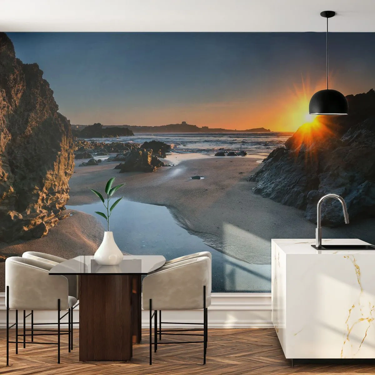 Fototapeta Premium Sand - Skalista plaża o zachodzie słońca z odbiciem światła na piasku - 100x70cm - Nietknięte ludzką ręką - Nowoczesna dekoracja ścienna do salonu, kuchni i sypialni ARTTOR