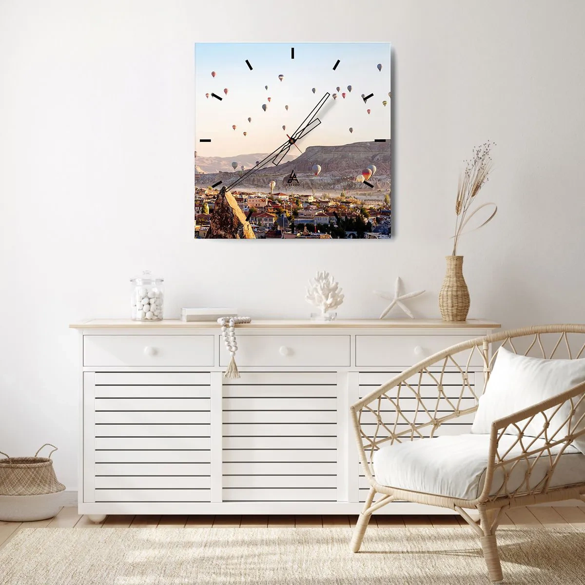 Zegar ścienny - Kapadocja z balonami na tle malowniczych wzgórz - 30x30cm - Jak statki na niebie - Nowoczesna dekoracja ścienna do salonu i sypialni ARTTOR
