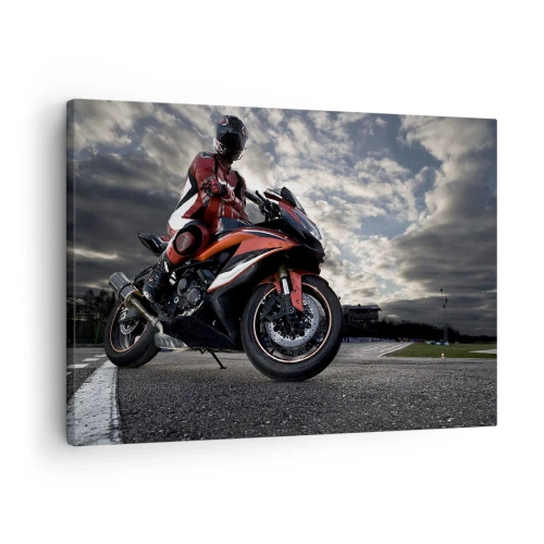Obraz na płótnie - Motocyklista na sportowym motocyklu na tle pochmurnego nieba - 70x50cm - Mroczny jeździec - Nowoczesna dekoracja ścienna do salonu i sypialni ARTTOR
