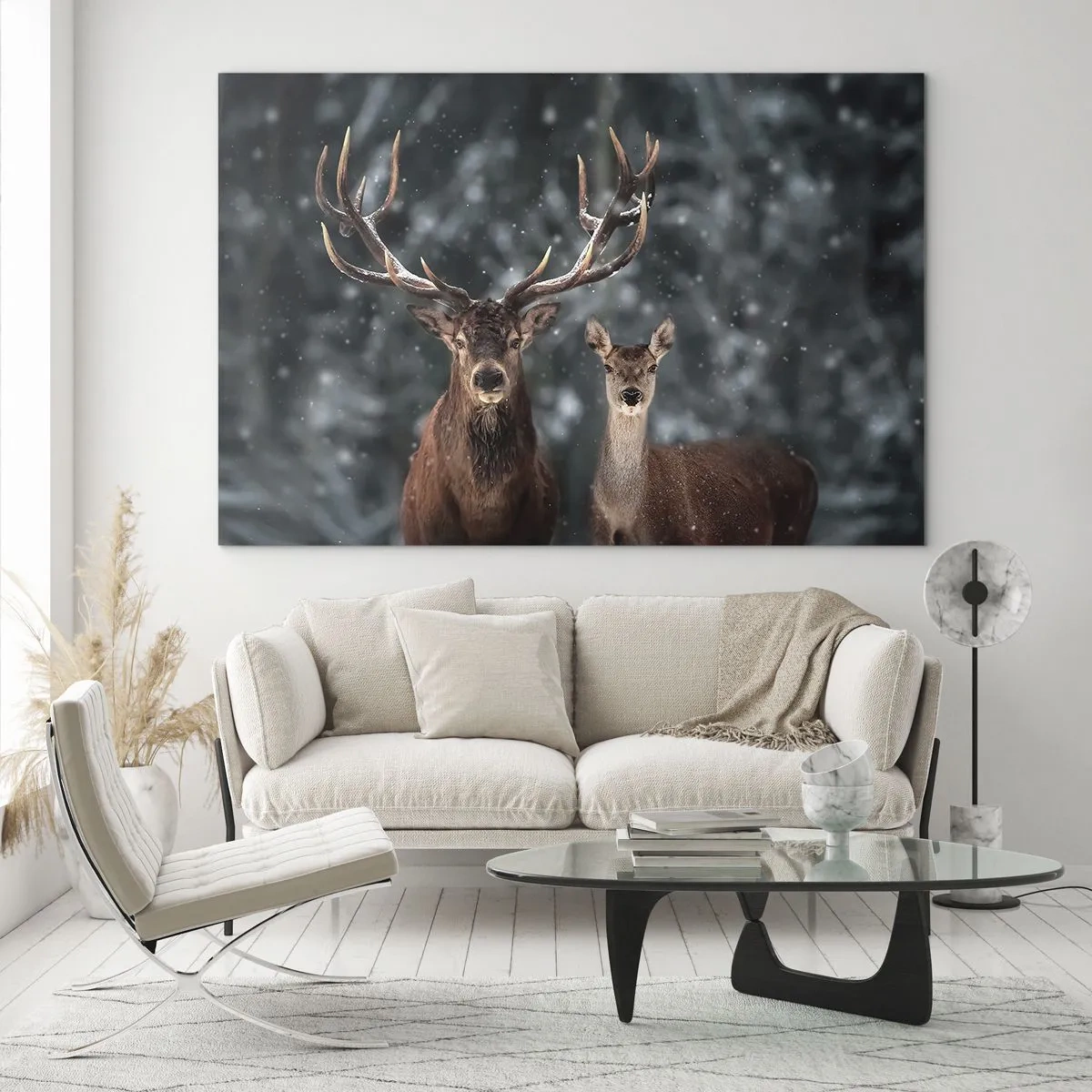 Obraz na szkle - Jeleń i łania w zimowym lesie wśród śniegu - 70x50cm - Pan lasu z małżonką - Nowoczesna dekoracja ścienna do salonu i sypialni ARTTOR