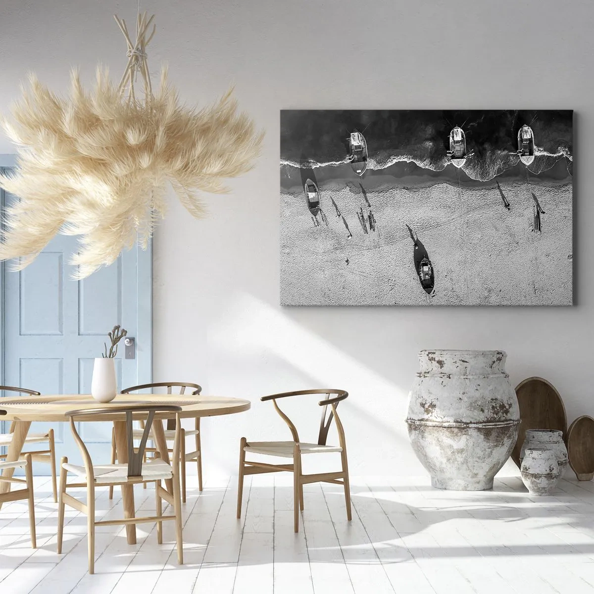 Obraz na płótnie - Czarno-biały widok łodzi na plaży z lotu ptaka - 70x50cm - Jeszcze na brzegu… - Nowoczesna dekoracja ścienna do salonu i sypialni ARTTOR