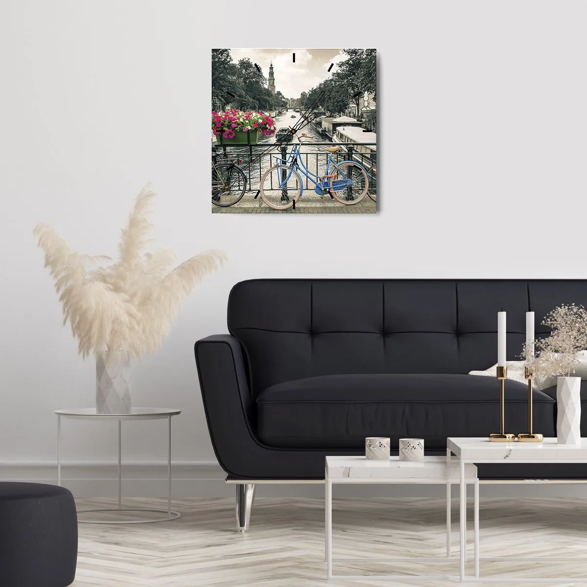 Zegar ścienny - Most z rowerami i kwiatami nad kanałem w Amsterdamie - 30x30cm - Kolory amsterdamskiej ulicy - Nowoczesna dekoracja ścienna do salonu i sypialni ARTTOR