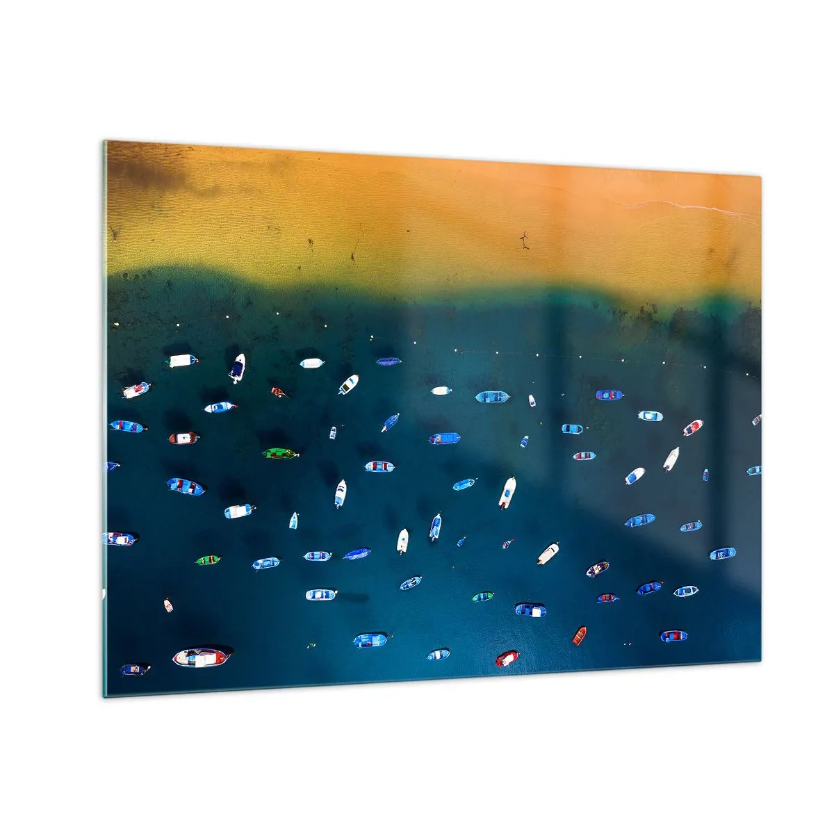 Obraz na szkle - Łodzie na tle turkusowej wody i złotego brzegu - 70x50cm - Wakacyjna gra - Nowoczesna dekoracja ścienna do salonu i sypialni ARTTOR