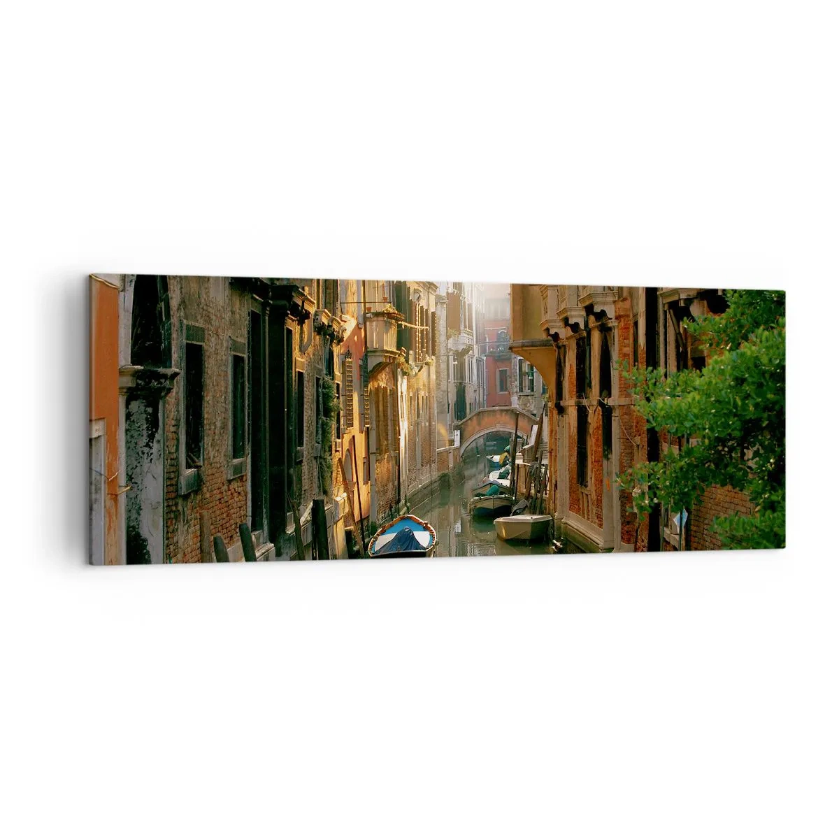 Obraz na płótnie - Malowniczy kanał w Wenecji z łodziami i mostem - 140x50cm - W weneckim zaułku - Nowoczesna dekoracja ścienna do salonu i sypialni ARTTOR