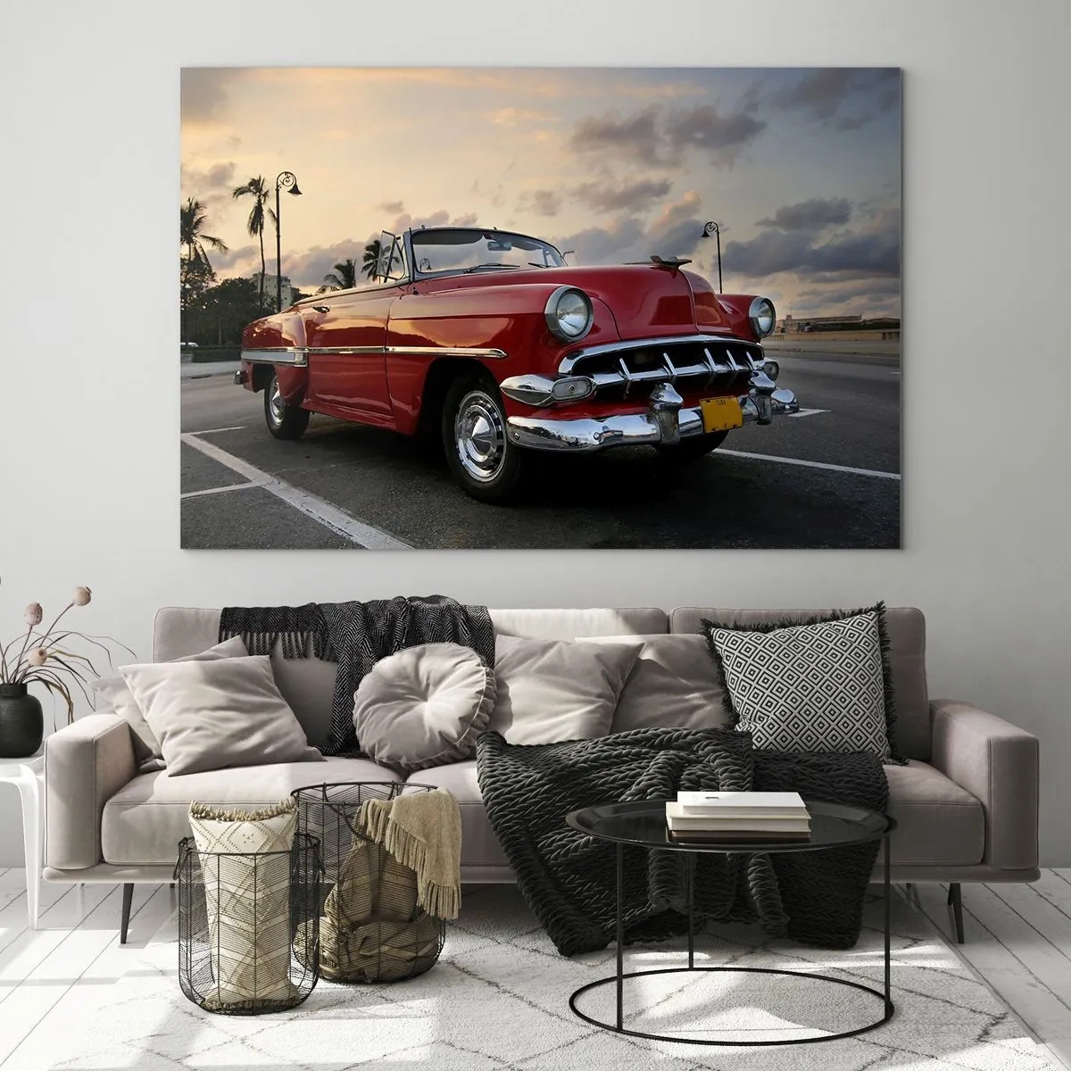 Obraz na szkle - Czerwony klasyczny kabriolet na tle zachodu słońca - 70x50cm - Czerwony żar tropików - Nowoczesna dekoracja ścienna do salonu i sypialni ARTTOR