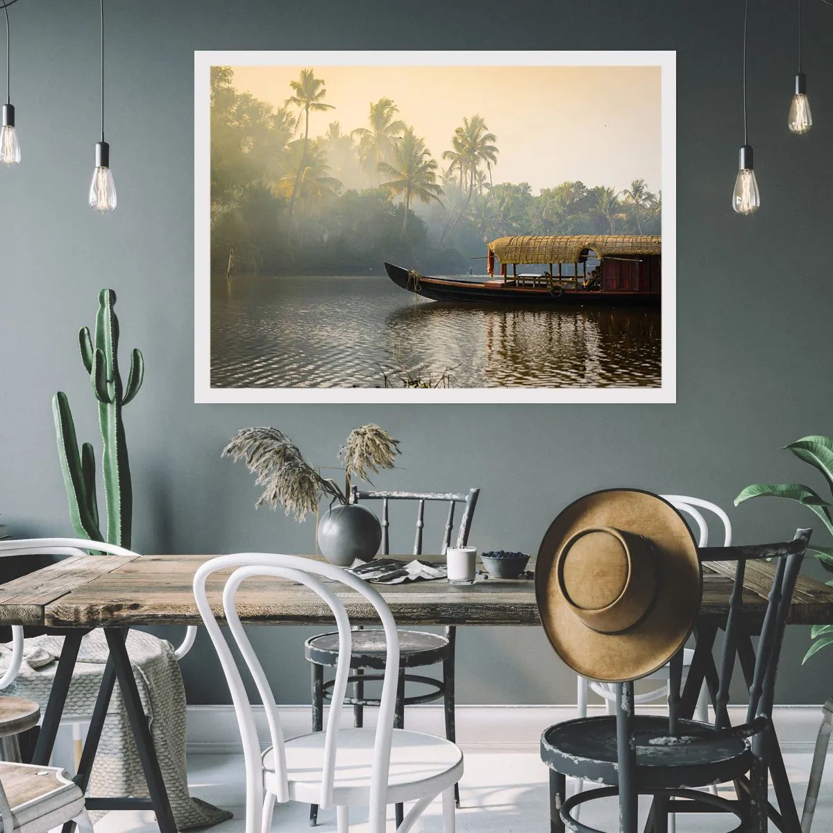 Plakat - Tradycyjna łódź na spokojnej rzece wśród palm - 100x70cm - Dom na rzece - Nowoczesna dekoracja ścienna do salonu i sypialni ARTTOR