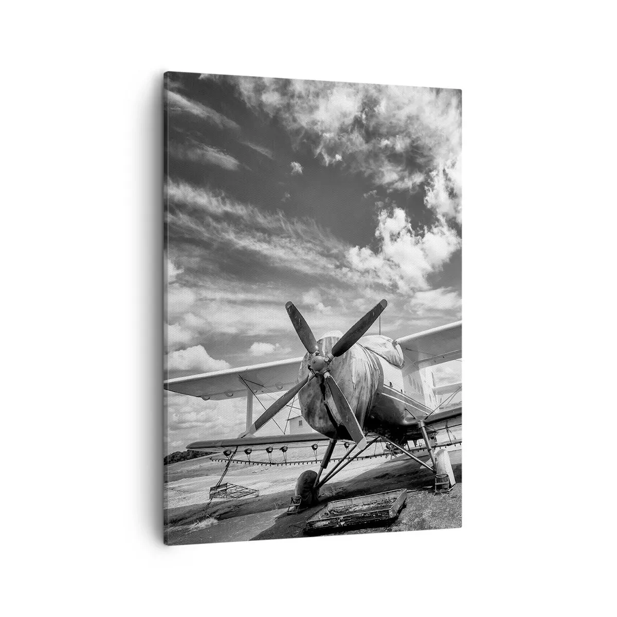 Obraz na płótnie - Stary dwupłatowiec na lotnisku pod chmurami - 50x70cm - Nie mogę się doczekać! - Nowoczesna dekoracja ścienna do salonu, kuchni i sypialni ARTTOR