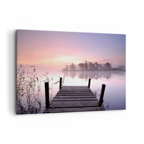 Obraz na płótnie - Pomost nad jeziorem o świcie z mgłą i pastelowym niebem - 100x70cm - Z liliowej mgły... - Nowoczesna dekoracja ścienna do salonu, kuchni i sypialni ARTTOR