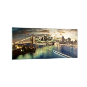 Obraz na szkle - Podświetlony most na tle miasta z odbiciami świateł w wodzie - 120x50cm - Rozświetlony wieczór nad Manhatanem - Nowoczesna dekoracja ścienna do salonu i sypialni ARTTOR