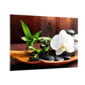 Obraz na szkle - Biała orchidea na czarnych kamieniach i bambusie w drewnianej misie - 100x70cm - Poddaj się dotykowi natury - Nowoczesna dekoracja ścienna do salonu, kuchni i sypialni ARTTOR